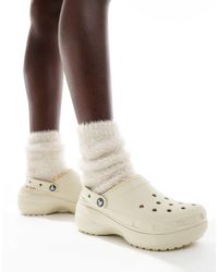 Crocs™ - Zuecos Blanco Clásicos Con Plataforma Y Forro De -Beis Neutro - Lyst