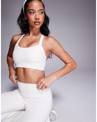 4505 - Icon - soutien-gorge sport doux maintien modéré à encolure carrée - babeurre - Lyst