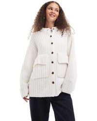 Monki - Grofgebreid Hoogsluitend Vest Met Ribbels, Knopen Aan De Voorkant En Voorzakken Met Flap - Lyst