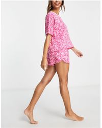 Monki - Pyjama avec t-shirt et short à imprimé cœurs tourbillons - Lyst