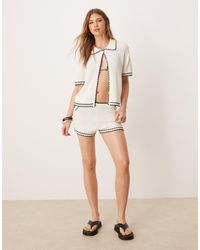 ASOS - Pantalones Cortos Playeros Color Crema Con Ribetes Festoneados En Contraste De (Parte De Un Conjunto) - Lyst
