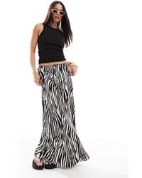 Miss Selfridge - – asymmetrisch geschnittener maxirock aus satin mit zebramuster - Lyst