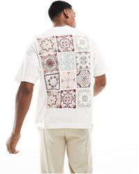 Abercrombie & Fitch - Camiseta blanca con bordado artesanal en la espalda y logo en el bolsillo - Lyst