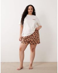 ASOS - Asos design curve – pyjama mit oversize-t-shirt mit "hibernation modus"-grafik und shorts mit leopardenmuster - Lyst