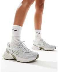 Nike - Zapatillas De Deporte Blancas, Verdes Y Plateadas V2K Run De - Lyst