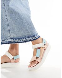 Levi's - Cadys - sandali bassi bianchi, blu e rosa con fascette e logo - Lyst