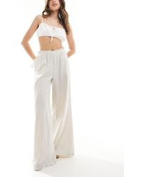 Stradivarius - Pantaloni A Fondo Ampio Stropicciati Écru A Righe Con Vita Elasticizzata - Lyst