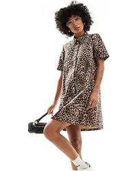 Monki - – kurzärmliges minikleid mit leopardenprint und durchgehender knopfleiste - Lyst