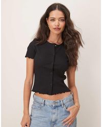 Vila - Camiseta Negra De Manga Corta Con Botones De Presión En La Parte Delantera Y Bordes Ondulados De - Lyst