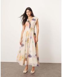 ARRANGE - Vestido Midi Con Estampado Floral Difuminado, Cintura Plisada Y Detalle De Lazada En La Espalda De Organza De - Lyst