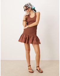 ASOS - Vestito Corto Color Cioccolato Arricciato, Con Scollo A Vogatore E Volant Sul Fondo - Lyst