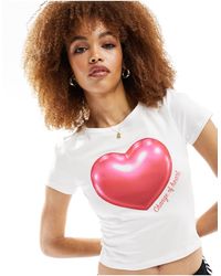 Monki - T-shirt effet rétréci à manches courtes et imprimé cœur rose - Lyst
