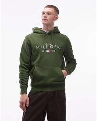 Tommy Hilfiger - Sudadera Verde Con Capucha Y Logo Grande Apilado En El Centro De - Lyst