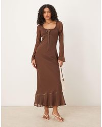 ASOS - Robe longue à encolure dégagée avec buste froncé et manches longues - chocolat - Lyst