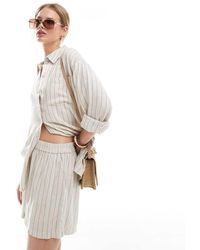 Pieces - Gestreepte Short Van Linnenmix - Lyst