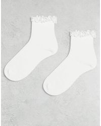 ASOS - Pack De 2 Pares De Calcetines Tobilleros Blancos Con Borde De Volantes De - Lyst