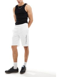 Calvin Klein - Pantalones cortos blancos con logo degradado - Lyst
