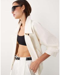 Mango - Starring Hailey Bieber Cropped Trenchcoat - Lyst