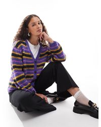 Monki - Gilet rayé à col v en maille duveteuse - violet/noir - Lyst