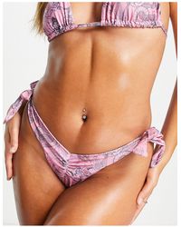 ASOS - Slip bikini a v rosa con laccetti laterali e stampa effetto tatuaggio - Lyst