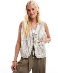 ONLY - Veste sans manches matelassée avec liens noués à l'avant - beige rayé - Lyst