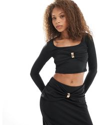4th & Reckless - Crop top d'ensemble à manches longues et encolure dégagée avec fronces et détail métallique doré - Lyst