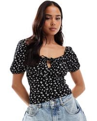 Miss Selfridge - – vorne gebundenes oberteil mit blümchenprint und milchmädchen-dekolleté - Lyst