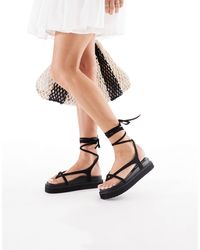 London Rebel - London rebel - sandales larges à brides en imitation daim - Lyst