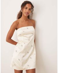 Abercrombie & Fitch - Vestido Color Crema Sin Tirantes De Satén Con Diseño Adornado De -Blanco - Lyst