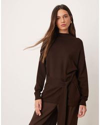Mango - Pull en maille à col montant et taille nouée - marron foncé - Lyst
