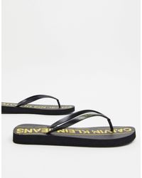 Calvin Klein – Dasheen – e Zehenstegsandalen mit Logo - Schwarz