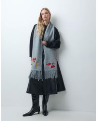 Pieces - Gestrickter langer schal mit bommel und gestickten motivdetails - Lyst