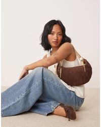 ASOS - Sac porté épaule incurvé imitation daim avec anses chaîne - chocolat - Lyst