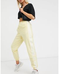 Pantalones de chándal y joggers Amarillo de mujer | Lyst