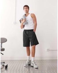 Weekday - Pantalones Cortos Negros A Rayas De Corte Suelto De - Lyst