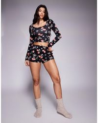 Kaiia - – mix and match – exklusive pyjama-shorts mit erdbeer-schleifenmuster auf dunklem untergrund, kombiteil - Lyst