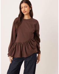 ASOS - T-shirt coupe carrée avec manches longues et ourlet à basque asymétrique - chocolat - Lyst