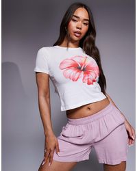 Kaiia - Exclusivité - - t-shirt raccourci en coton à imprimé fleur d'hibiscus - Lyst