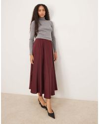 Y.A.S - Falda Midi Burdeos Voluminosa De Corte Circular De Satén De -Rojo - Lyst