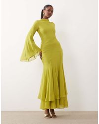 ASOS - Hoogsluitende Maxi Jurk Met Lange Mouwen, Godetplooien Met Ruches En Uitlopende Mouwen - Lyst