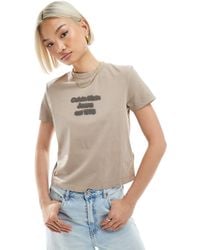 Calvin Klein - T-shirt raccourci à logo en relief - taupe délavé - Lyst