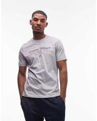 Tommy Hilfiger - Camiseta Gris Con Logo Lineal Apilado En El Centro De - Lyst