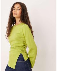 ASOS - Top Asimmetrico A Maniche Lunghe Stretto Sul Lato Color Oliva - Lyst