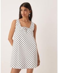 ASOS - Denim Mini Jurk Met Lage Ronde Hals Met Strik Aan De Voorkant En Stippen - Lyst