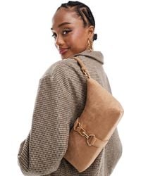 ASOS - Sac porté épaule en imitation daim avec mousqueton - fauve - Lyst