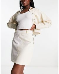 Pieces - Minifalda vaquera blanca y color crema con diseño en contraste - Lyst