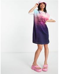 Love Moschino - Vestido multicolor estilo camiseta con logo degradado - Lyst