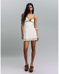 Bershka - – trägerloses minikleid aus spitze mit kontrastdesign - Lyst