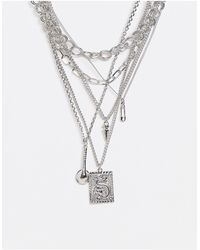 ASOS Set Van Korte Gelaagde Kettingen Met Hangertjes Met Alledaagse Voorwerpen - Metallic