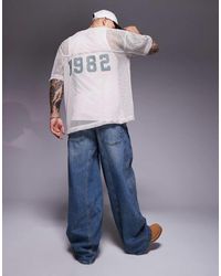 ASOS - Camiseta Extragrande Con Estampado Gráfico Deportivo Y Cuello De Pico De Malla Calada De -Neutro - Lyst